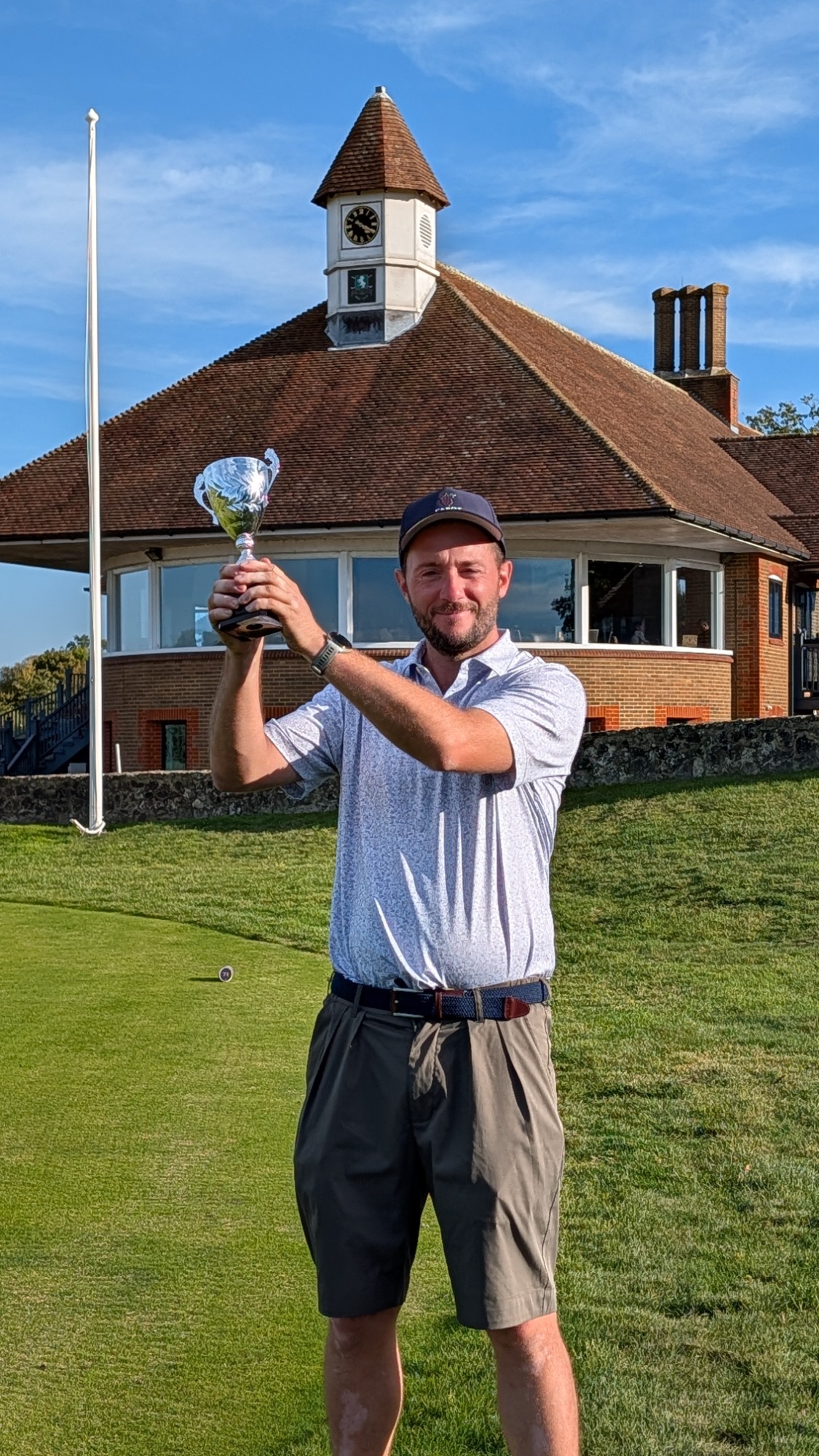 Maxime soulève le trophée de The Abroad Cup 2026