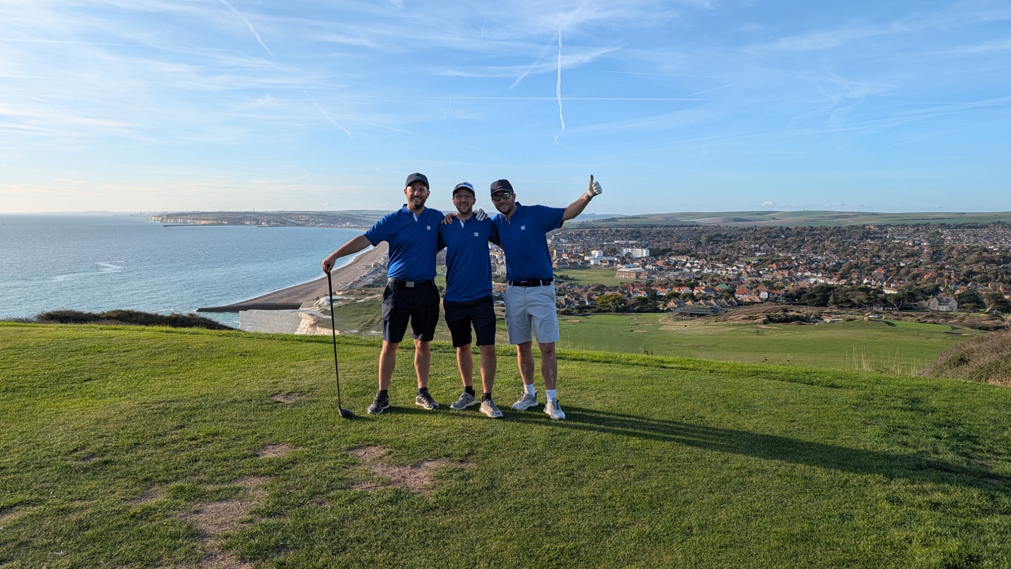 Les trois joueurs sur les hauteurs de Seaford Head